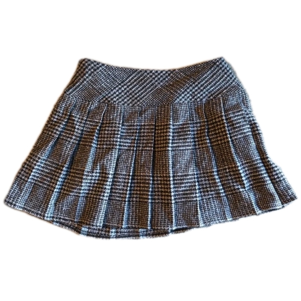 Womens chouyatou Brand skirt Size Small  Never Worn